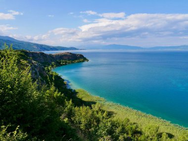 Arnavutluk 'un Lin kentindeki Ohri Gölü' nün panoramik manzarası. Yüksek kalite fotoğraf