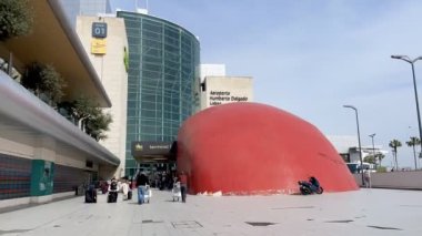 Lizbon, Portekiz, 03.20.2024. Lizbon 'daki Humberto Delgado Havaalanı' nın 1. terminaline giriş ve çıkışlarında zaman aşımı. Yüksek kaliteli FullHD görüntüler