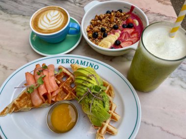 Pergamino Cafe, Medellin, Kolombiya 'da nefis bir kahvaltı, 13.07.24. Yüksek kalite fotoğraf