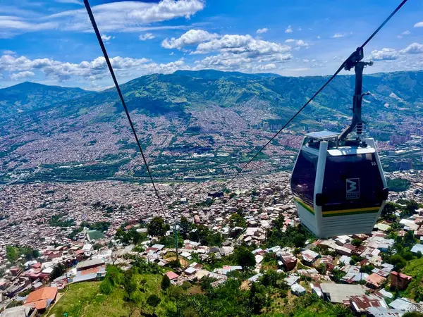 Medellin 'in metro hattı L, Parque Arvi, Medellin, Kolombiya, 07.13.2024' te görüldüğü hava görüntüsü. Yüksek kalite fotoğraf