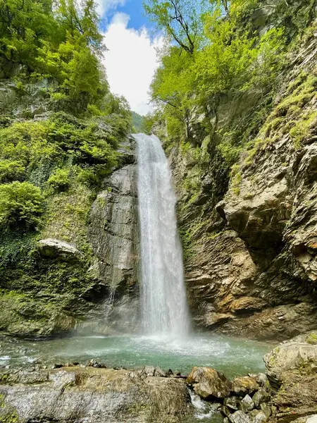 Gürcistan 'daki yemyeşil Lagodekhi Ulusal Parkı' nda Ninoskhevi şelalesi. Yüksek kalite fotoğraf