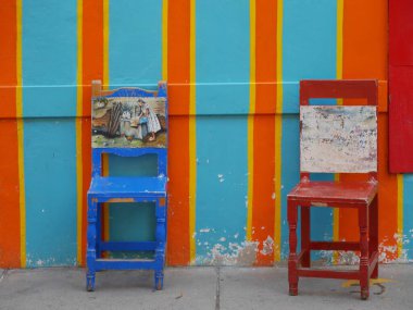 Jardin, Antioquia, Kolombiya sokaklarında renkli sandalyeler. Yüksek kalite fotoğraf