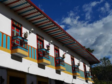 Jardin, Antioquia, Kolombiya, 7.20.24 sokaklarında renkli cephe. Yüksek kalite fotoğraf