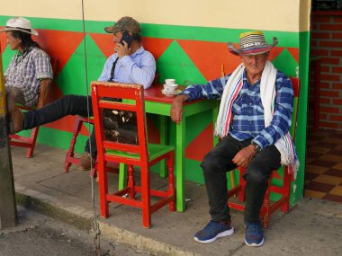 Jardin 'deki renkli sokak manzarası, Kolombiyalılar kahve içiyor, Antioquia, Kolombiya, 07.20.24. Yüksek kalite fotoğraf