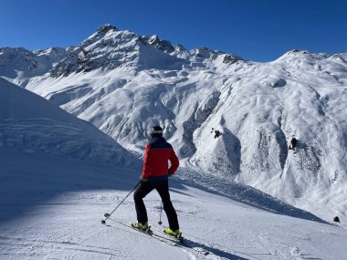 Kış tatili Silvretta Montafon, Vorarlberg, Avusturya 'da yamaçta kayakçı. Yüksek kalite fotoğraf