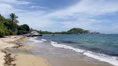 Kolombiya, Tayrona Ulusal Parkı 'ndaki La Piscina plajı. Yüksek kaliteli FullHD görüntüler
