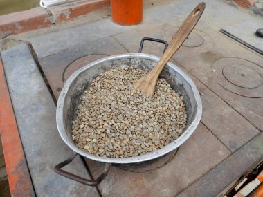 Salento, Kolombiya 'daki organik kahve çiftliğinde geleneksel sobada kahve çekirdeği kızartıyorum. Yüksek kalite fotoğraf