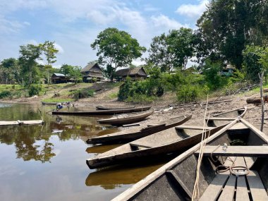 Tarapoto Gölü 'nün kıyısındaki yerli köy, Amazon, Kolombiya. Yüksek kalite fotoğraf