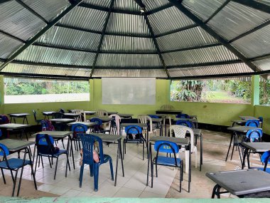 Amazon yağmur ormanları, Puerto Narino, Kolombiya 'daki okul içi. Yüksek kalite fotoğraf