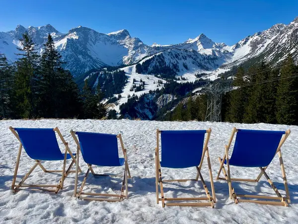 Karda mavi şezlonglar, Avusturya Alpleri 'nin nefes kesici manzarası. Yüksek kalite fotoğraf