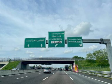  Yol işaretli İtalyan otoyolu Milano, Bologna, Brescia 'yı gösteriyor. Milano, İtalya, 21.04.25. Yüksek kalite fotoğraf