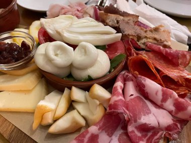 Puglia, İtalya 'da Aperitivo. Peynir ve et panosunu kapatın. Yüksek kalite fotoğraf