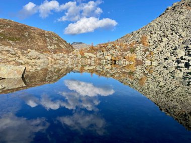 Zwischbergen, Wallis, İsviçre 'deki Alp Gölü' nde. Yüksek kalite fotoğraf