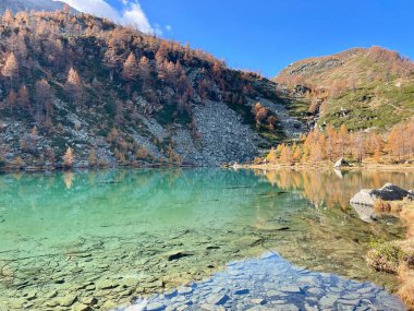 İtalya, Valle Bognanco 'da alp gölü olan sonbahar manzarası. Yüksek kalite fotoğraf