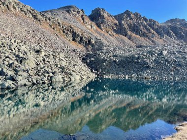 Zwischbergen, Wallis, İsviçre 'deki Alp Gölü' nde. Yüksek kalite fotoğraf