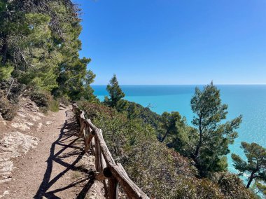 Aşk Yolu, Mergoli 'den Vignanotica Sahili, Puglia, İtalya' ya doğa yolu. Yüksek kalite fotoğraf