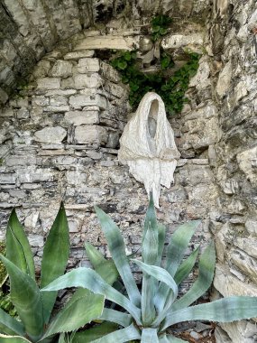 Castello di Vezio, Varenna, Como Gölü, İtalya, 9.06.2025 'te hayalet heykeli yaklaş. Yüksek kalite fotoğraf