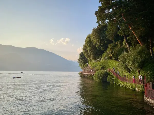 Gün batımında Aşıklar Yürüyüşü 'nün panoramik manzarası, Varenna, Como Gölü, İtalya. Yüksek kalite fotoğraf
