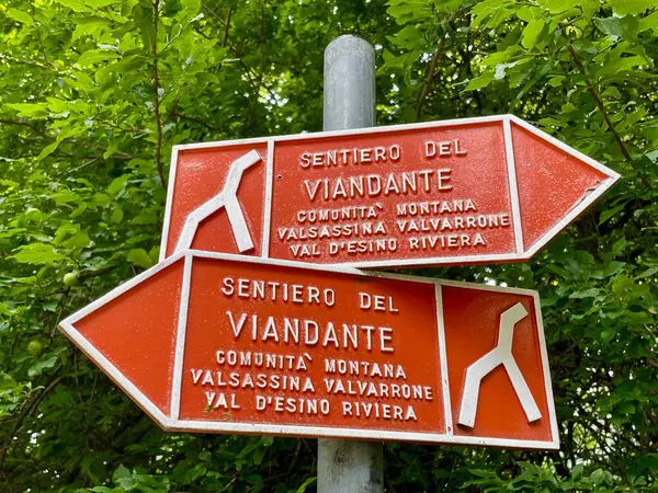 İtalya 'daki Como Gölü' nde Sentiero Del Viante 'nin tarihi yürüyüş yolunu gösteren bir işaret. Yüksek kalite fotoğraf