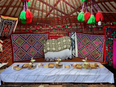 Kırgız tatlıları, yurtta çay ile servis edilir. Yüksek kalite fotoğraf