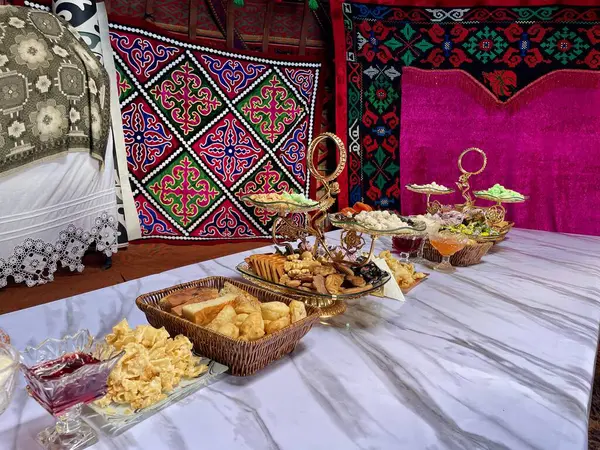 Kırgız tatlıları, yurtta çay ile servis edilir. Yüksek kalite fotoğraf