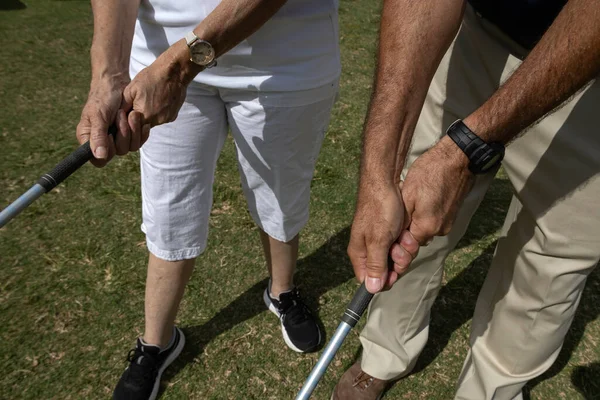 Golf Hocası Kadın Bir Çırağın Nasıl Kavrayacağını Öğretiyor — Stok fotoğraf