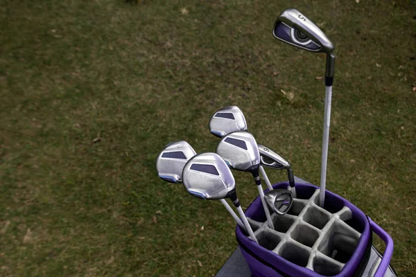 Golf Için Spor Malzemeleri Çantalar Farklı Boyutlarda Golf Sopaları Yakın — Stok fotoğraf