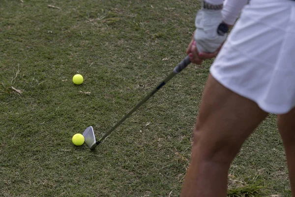 Közelkép Egy Felismerhetetlen Nőről Akinek Golfütője Mindjárt Eltalálja Sárga Labdát — Stock Fotó