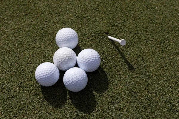 Närbild Golfbollar Och Tee — Stockfoto