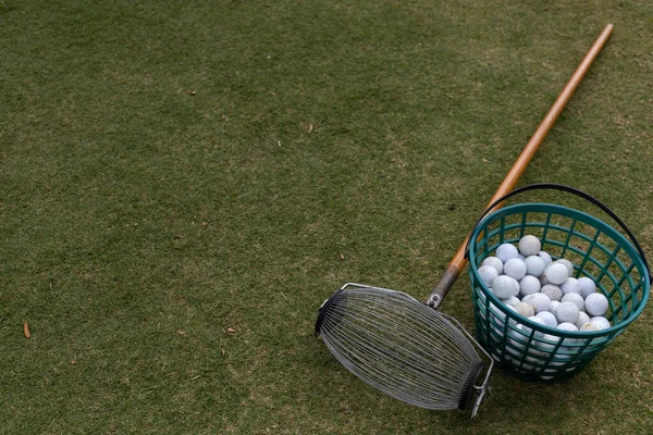 Golfbana Gräs Kratta Bredvid Golfbollar Inuti Korg — Stockfoto