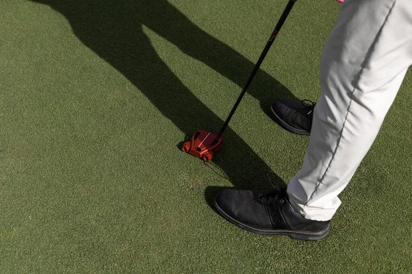 Golf Sopası Tutan Bir Golfçünün Bacaklarının Yakın Çekimi — Stok fotoğraf