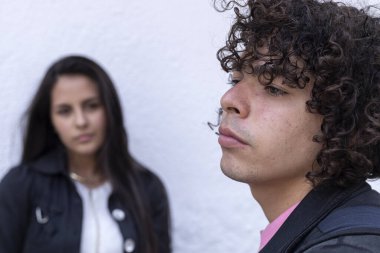 Genç Latin Amerikalı çift kayıtsız ve sevgisiz. Seçici yaklaşım