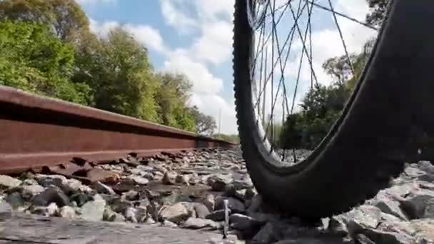 Vue Bas Gros Plan Roue Avant Bicyclette Sur Sentier Pierre — Video