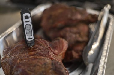 Barbekü, domuz rostosu ızgara ve sigara hazır. Sıcaklık ölçümü