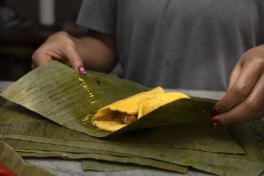 Bir Hallaca sarın ya da muz yaprağına tamale.