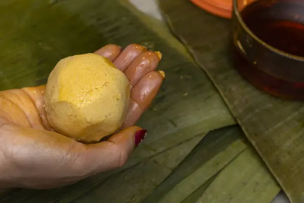 Hallaca ya da tamale hazırlamak için mısır köftesi.