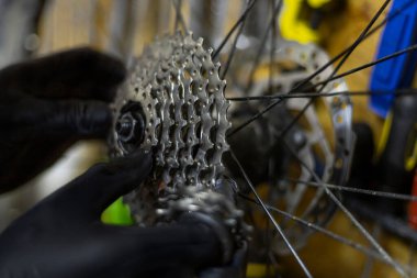 Bisiklet aktarımından sonra kaset yükleniyor