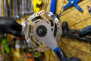 29 inçlik bisiklet çemberinin ön tekerleğinin fren diskinin bakımı yakın plan.