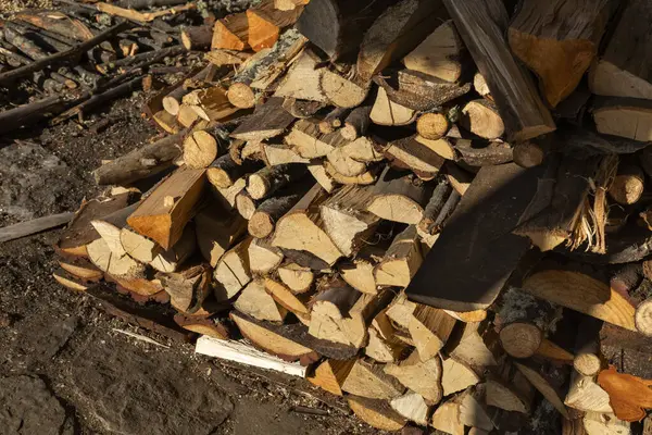 Ahşap soba ve şömine için kesilmiş odun yığını