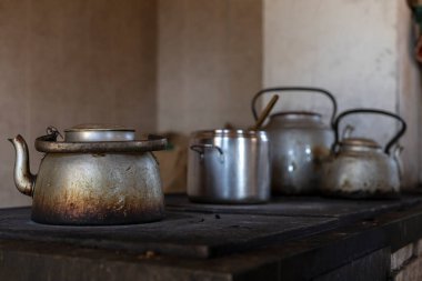 Çeşitli çaydanlıklarla odun sobası.