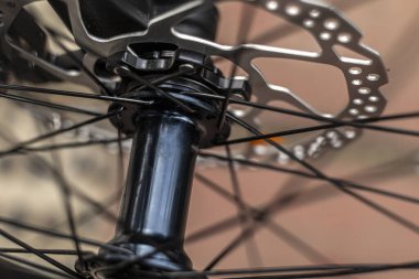 29 inçlik bisiklet çemberinin ön tekerleğinin merkezi.