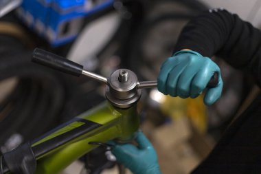 Dağ bisikleti kulaklık sıkıştırma aracı