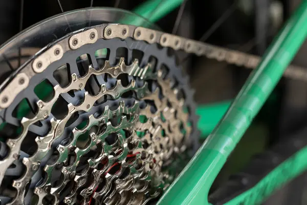 Bisikletin arka raydan çıkarıcı kaset zincirinin ayrıntıları, yakın plan.