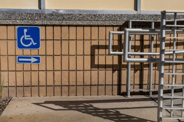 Engelliler için giriş güzergahını gösteren caddeyi imzala