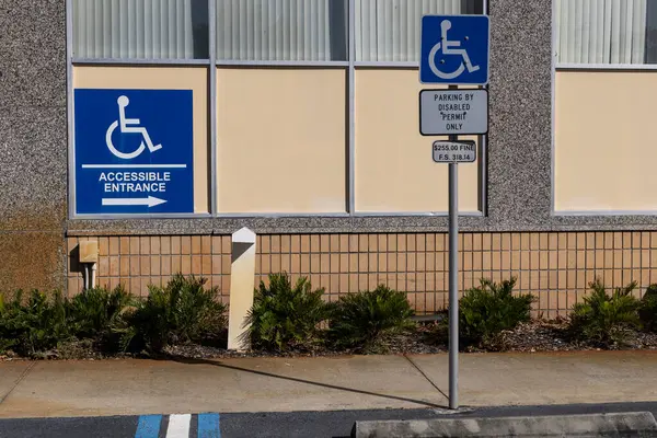 Engelliler için giriş güzergahını gösteren caddeyi imzala