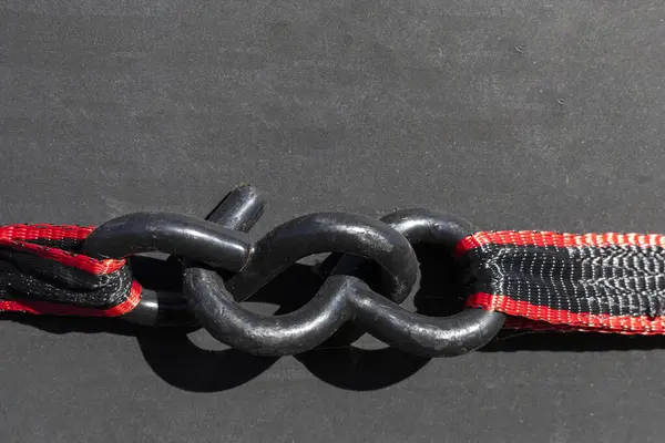 Siyah arka planda izole edilmiş metal dizginli naylon karavan kayışı veya askısı.