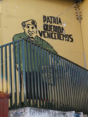 Chavez 'in duvarına, devrimci deyimiyle parmaklıklar arkasında resim çizmiş.