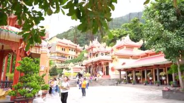 Yeşil tepeler arasında canlı tapınak kompleksini keşfeden turistler