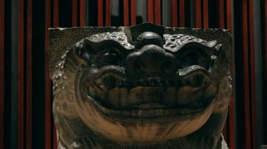 Karmaşık oymalarla taş aslan heykelinin yakınına.