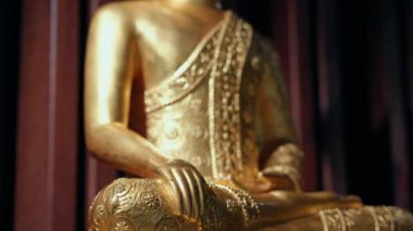 Altın Buda heykeli meditasyon pozunda oturuyor.